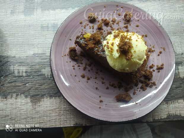 Tarta de chocolate con helado de vainilla 