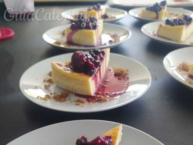 Tarta de queso con frutos rojos y crumbel de galleta 